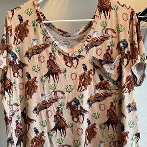 Women’s Posh Peanut V-neck tee